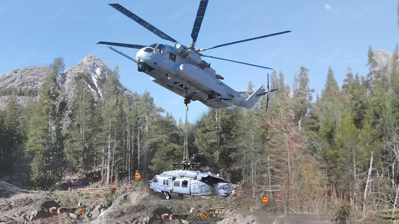 US CH-53 helicopter successfully recovers damaged aircraft from ...