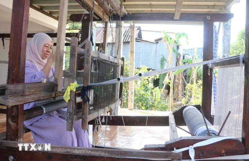 Di sản dệt thổ cẩm độc đáo hơn 100 năm tuổi của người Chăm ở An Giang