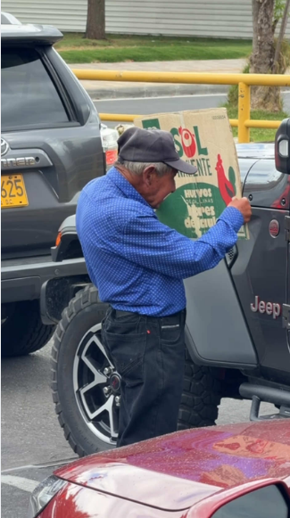 Gonzalo Reyes Galindo a sus 74 años sigue saliendo a trabajar cada día