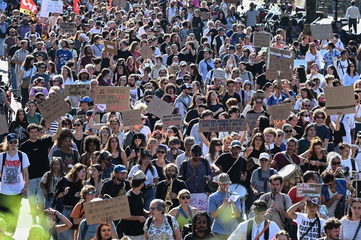 França tem dia nacional de protestos estudantis e atos se multiplicam ...