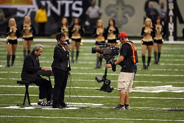 MNF viewers make feelings clear on 85-year-old's national anthem ...