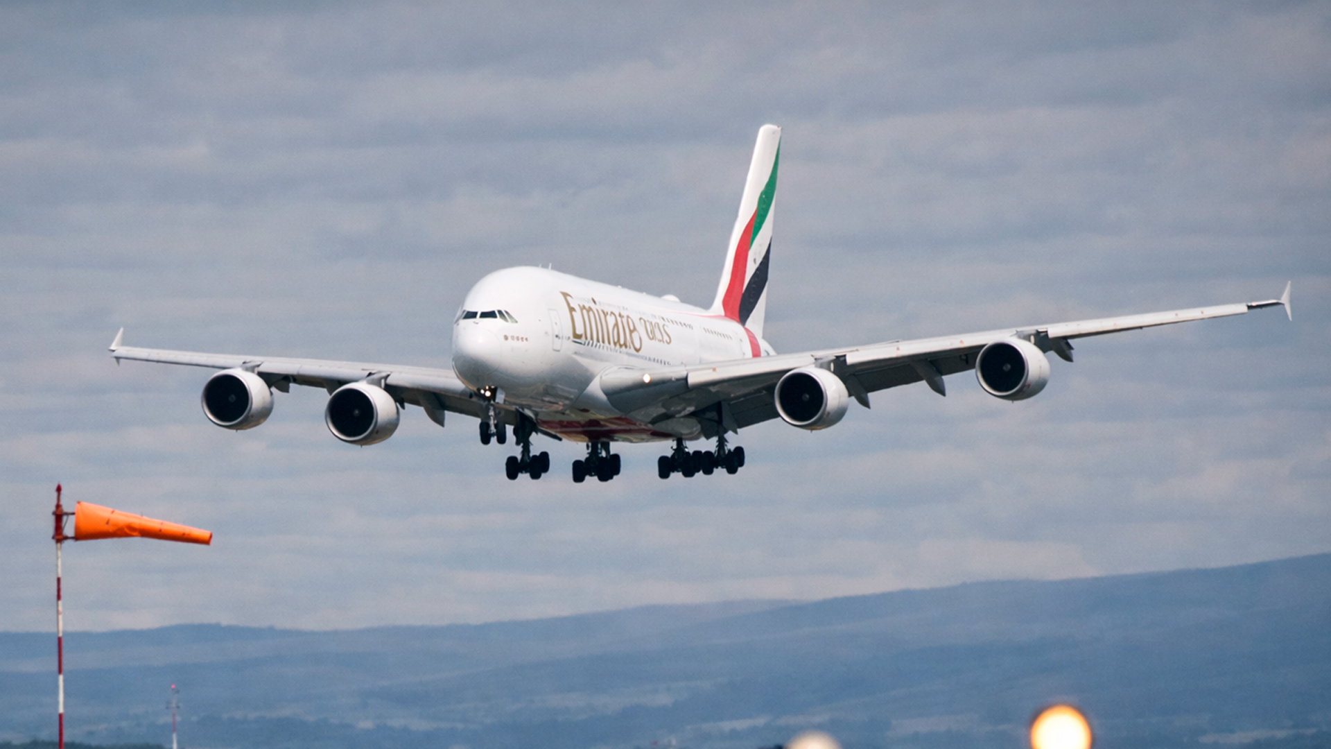 A380 crosswind landing caught on camera