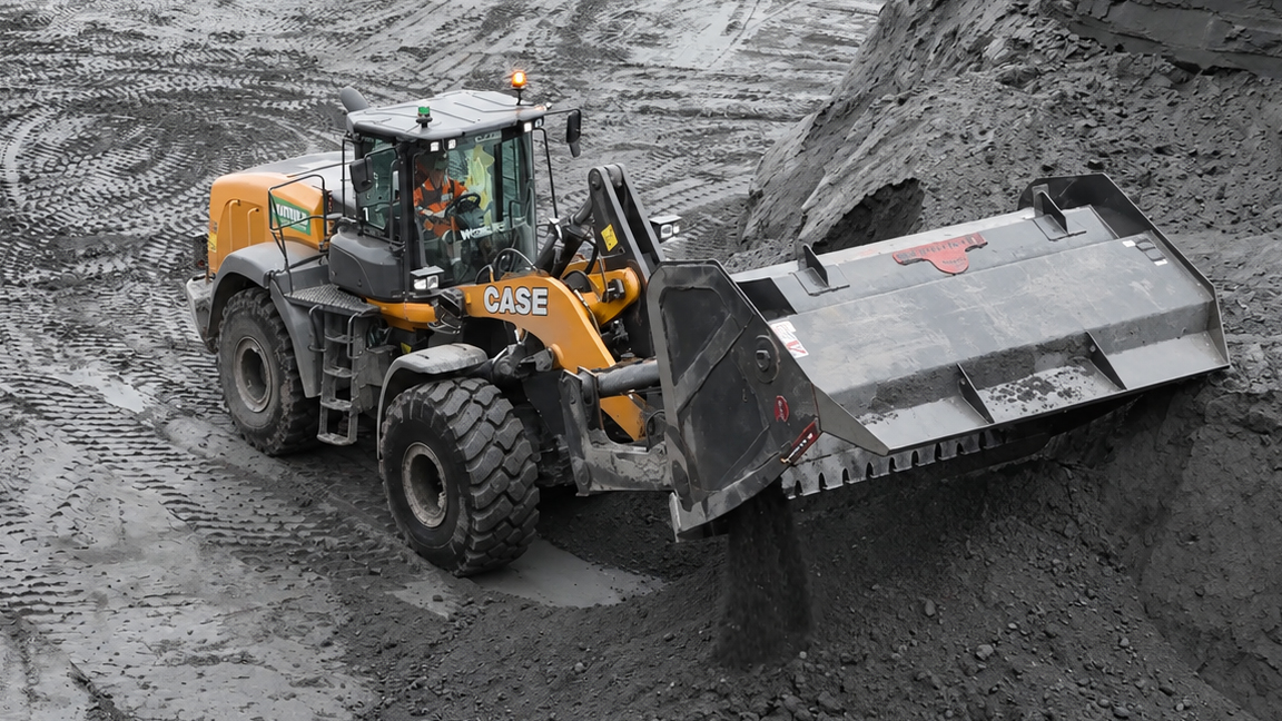 Powerful wheel loader moves massive amounts of material with ease