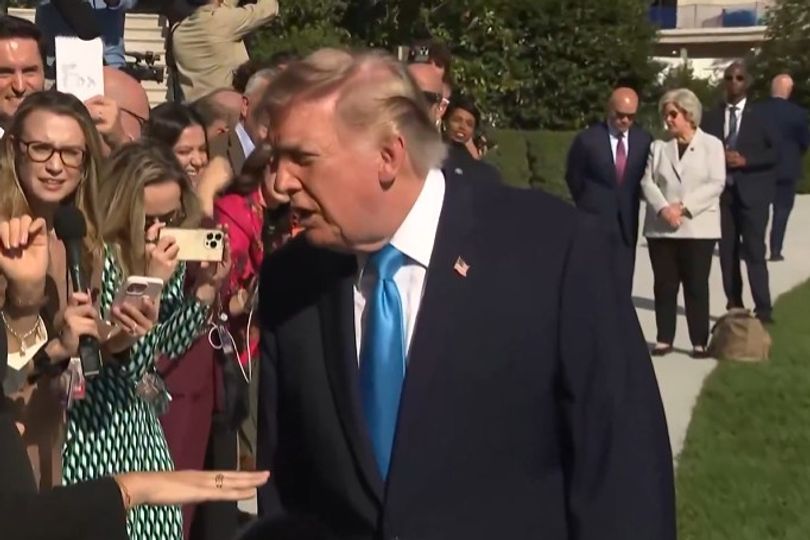 Odd moment Donald Trump swipes at CNN reporter's outfit after ...