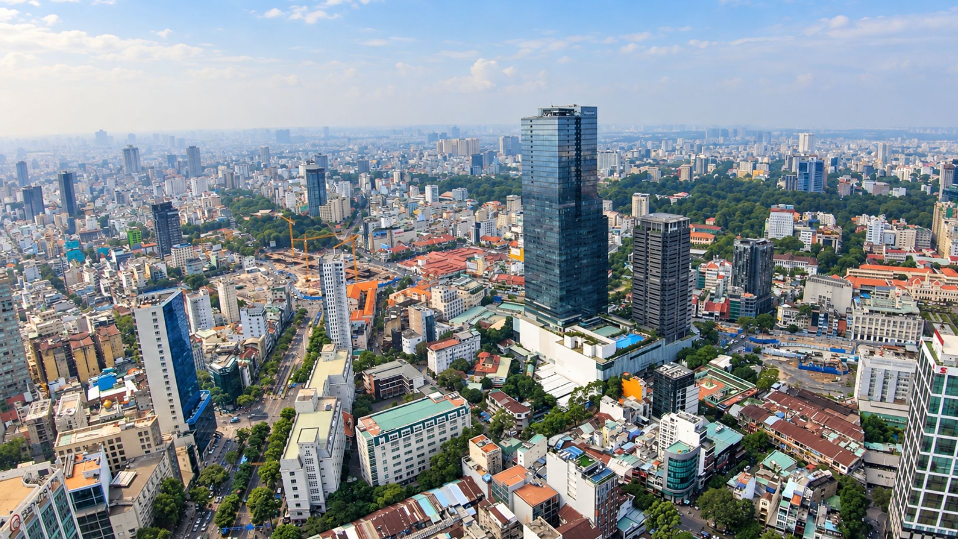 Seeing the scale of Saigon from Bitexco Tower (4K)