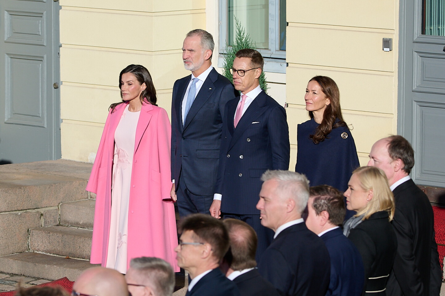 La reina Letizia lleva el abrigo rosa Barbie, de más de 20 mil pesos ...