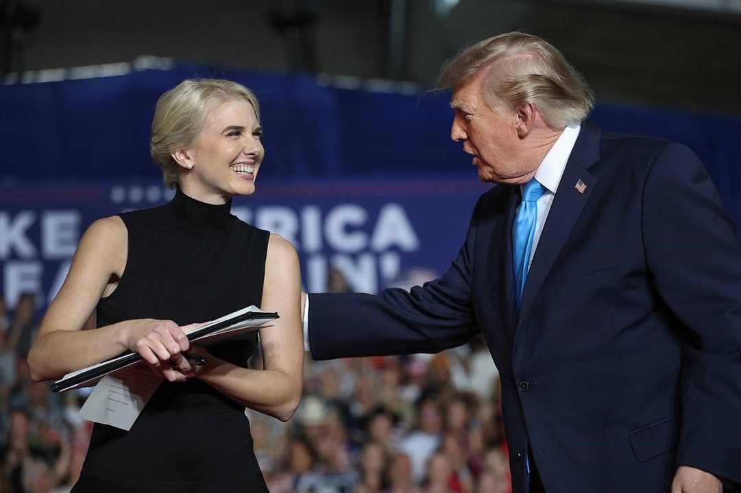 Fox fans joke 'Melania is drawing up divorce papers' as Trump praises ...