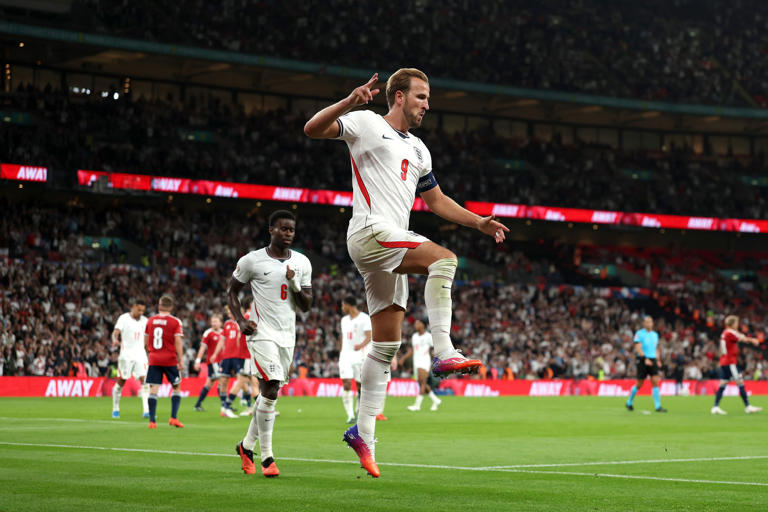 Bellingham hails Kane as best to have worn the shirt after win