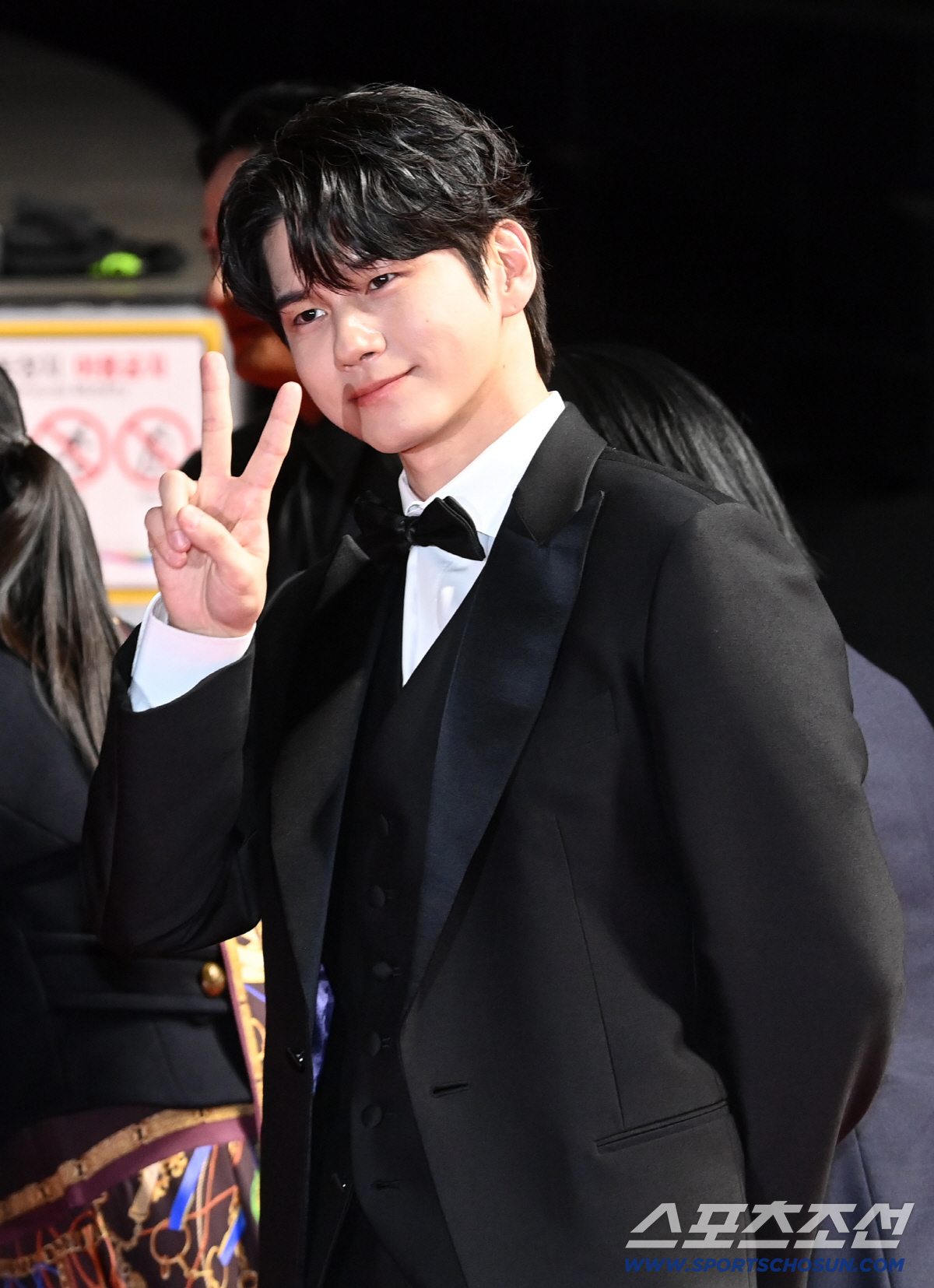 Ong Seong-wu flashes a cute V sign