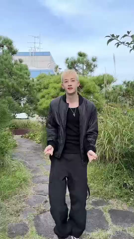 Bang Chan, líder do Stray Kids, arrisca o passinho do Jamal ao som de ...