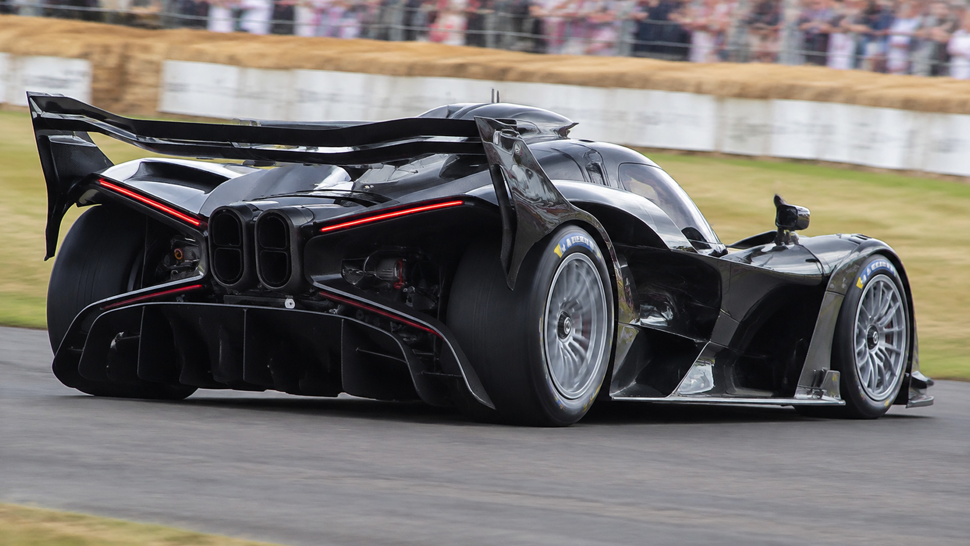 Bugatti Bolide reveals its massive wing and open rear design
