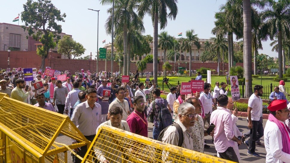 India bloc holds mega march to EC office; Rahul Gandhi, Priyanka lead ...