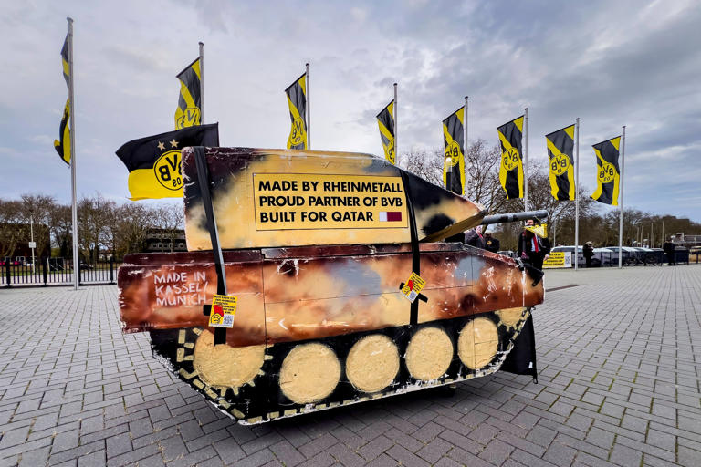 Borussia Dortmund taraftarları bu yüzden küplere bindi! BVB, tartışmalı ...