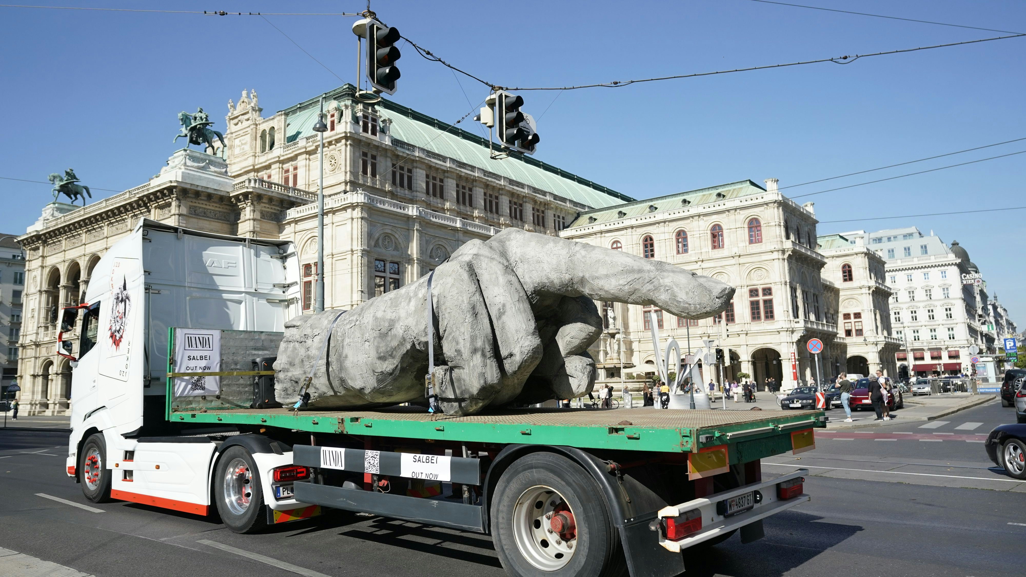 Mega-Mittelfinger am Wiener Ring: Wanda ist zurück