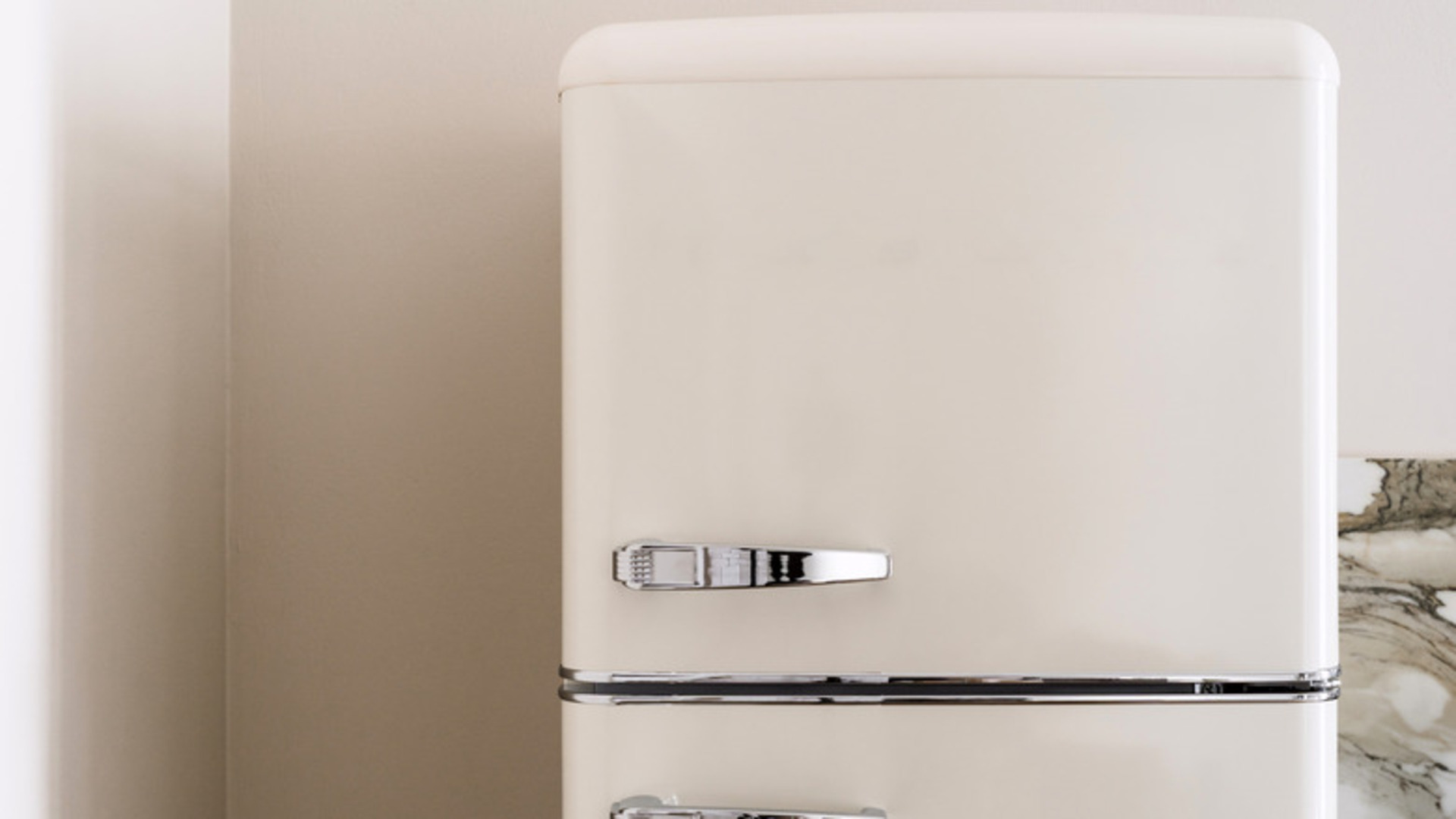 What is the minimum distance you should leave between a refrigerator ...