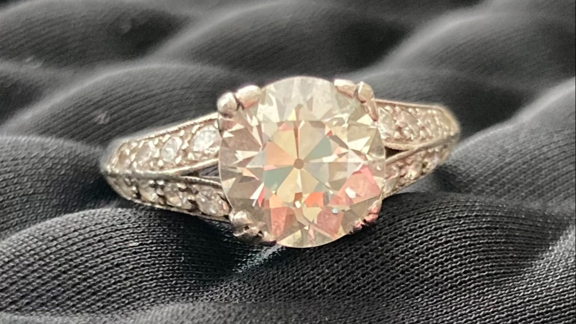 10 wedding ring styles that signal old money & 10 that signal new money