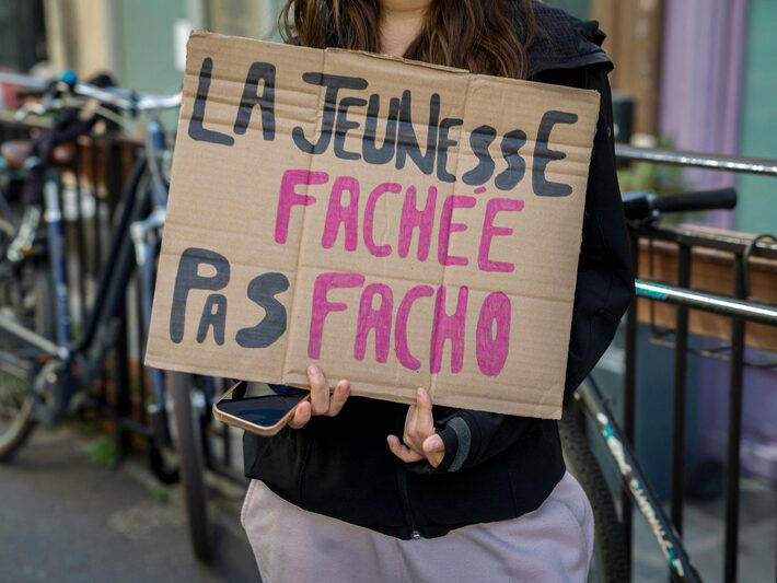 Protestos estudantis contra Macron crescem e acabam em violência na França