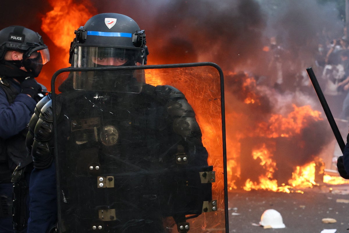 Francia: policía enfrenta a estudiantes en medio de protestas masivas