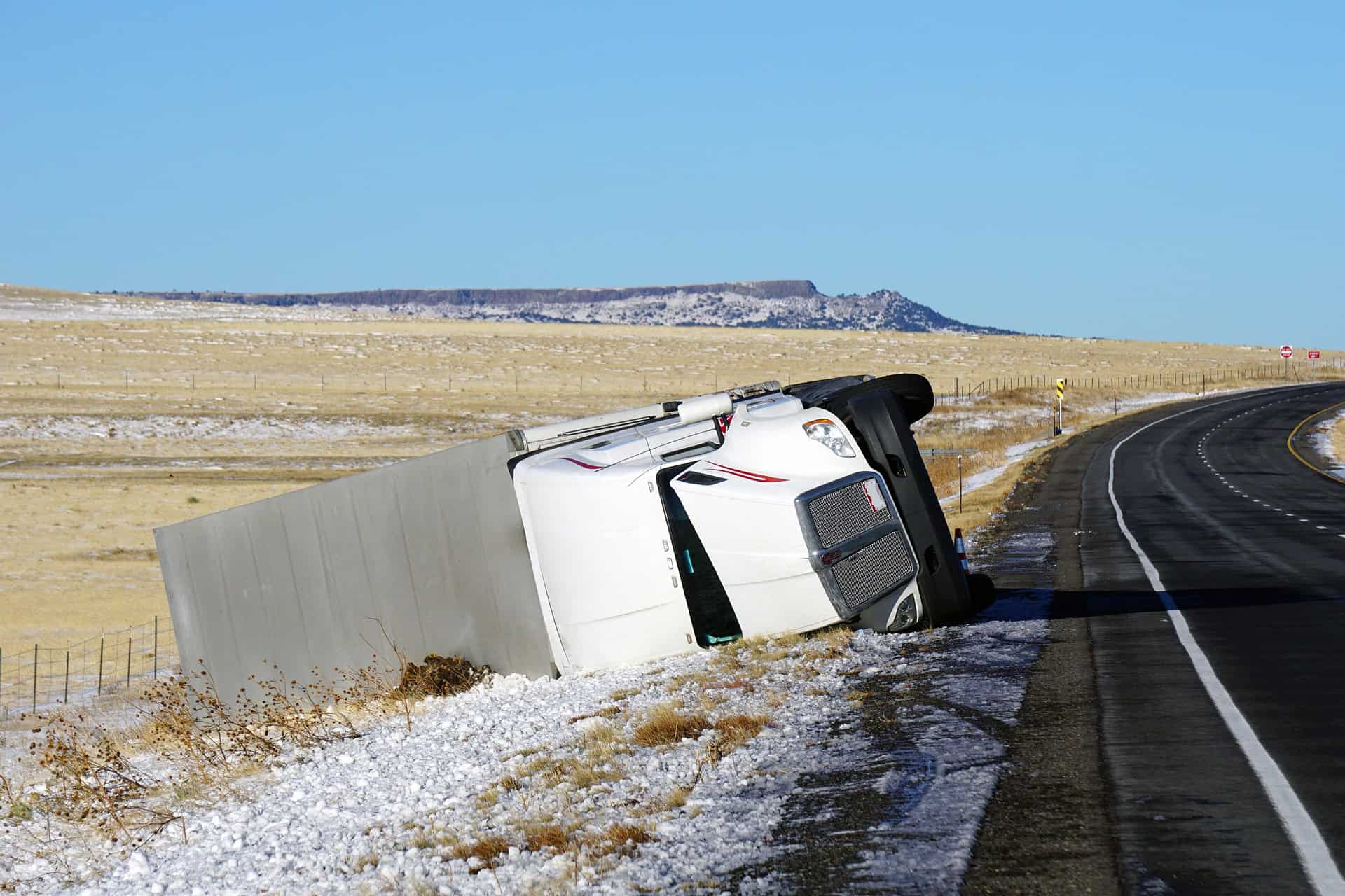 What is the average settlement for a semi-truck accident?