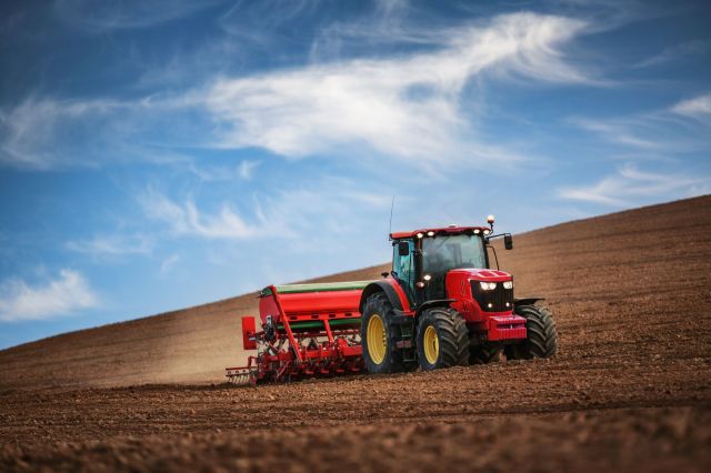 Farmer dreams of an all-EV fleet, then hits the tractor problem: 3,000 ...
