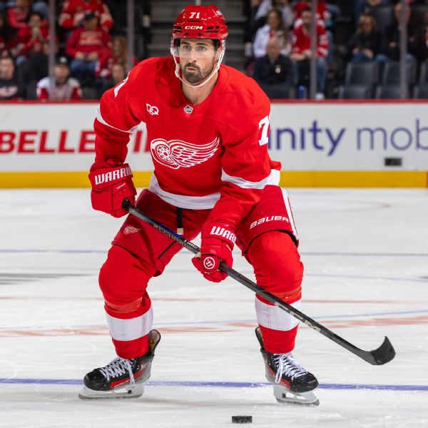 Larkin feels 'lot of emotions' in season debut as Wings win