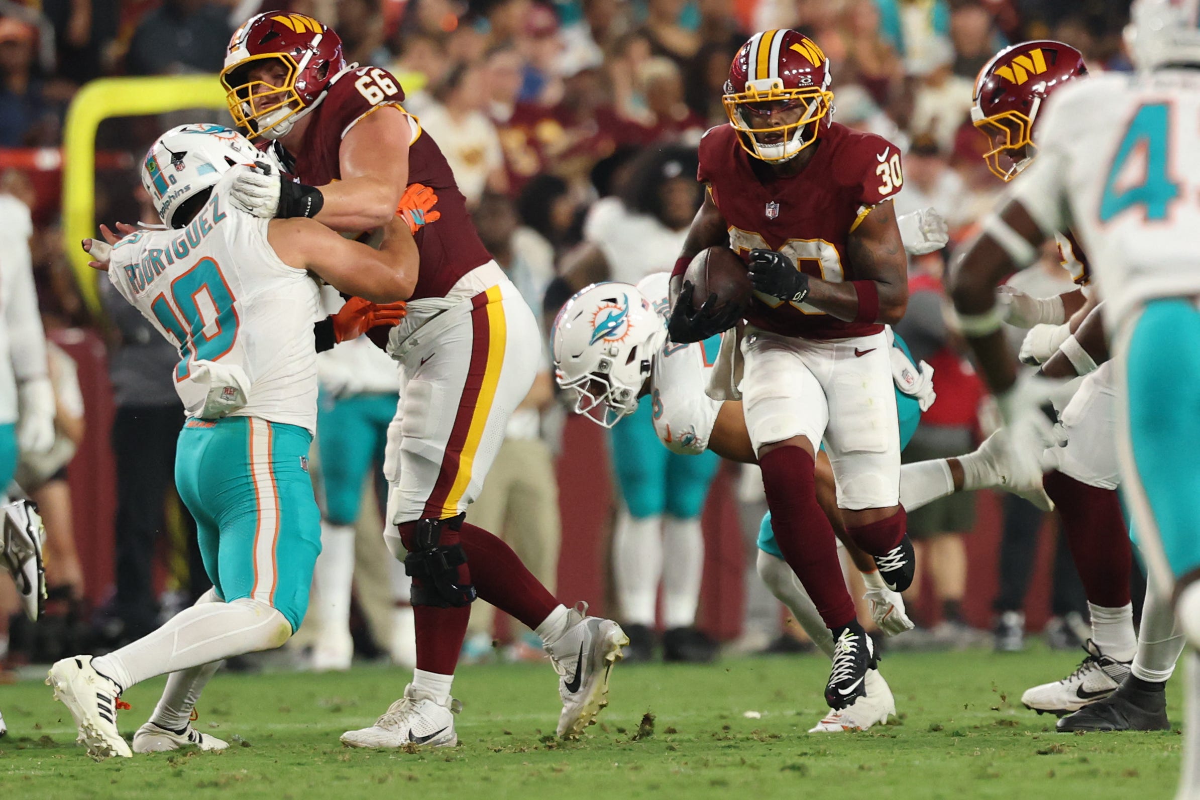 Seahawks sign RB Robert Henry Jr. to active roster from Commanders' PS