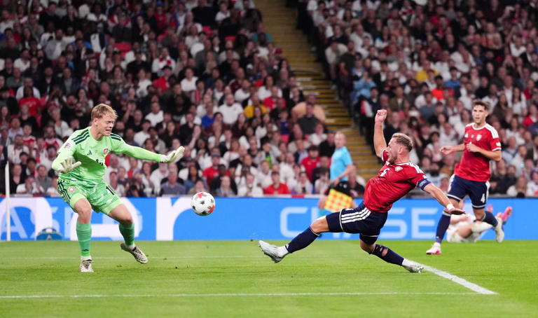 Bellingham hails Kane as best to have worn the shirt after win