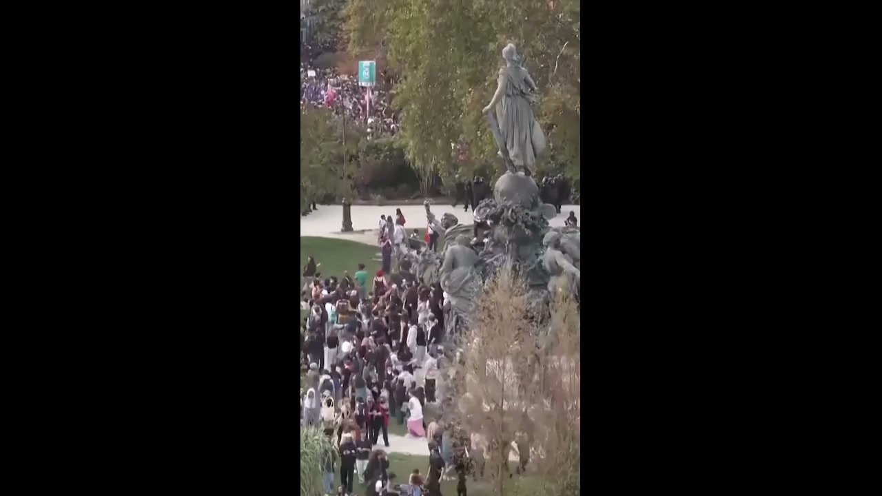 Chaos erupts as French students clash with riot police