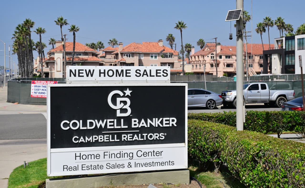 Higher mortgage rates send pending home sales plunging. Market heads ...