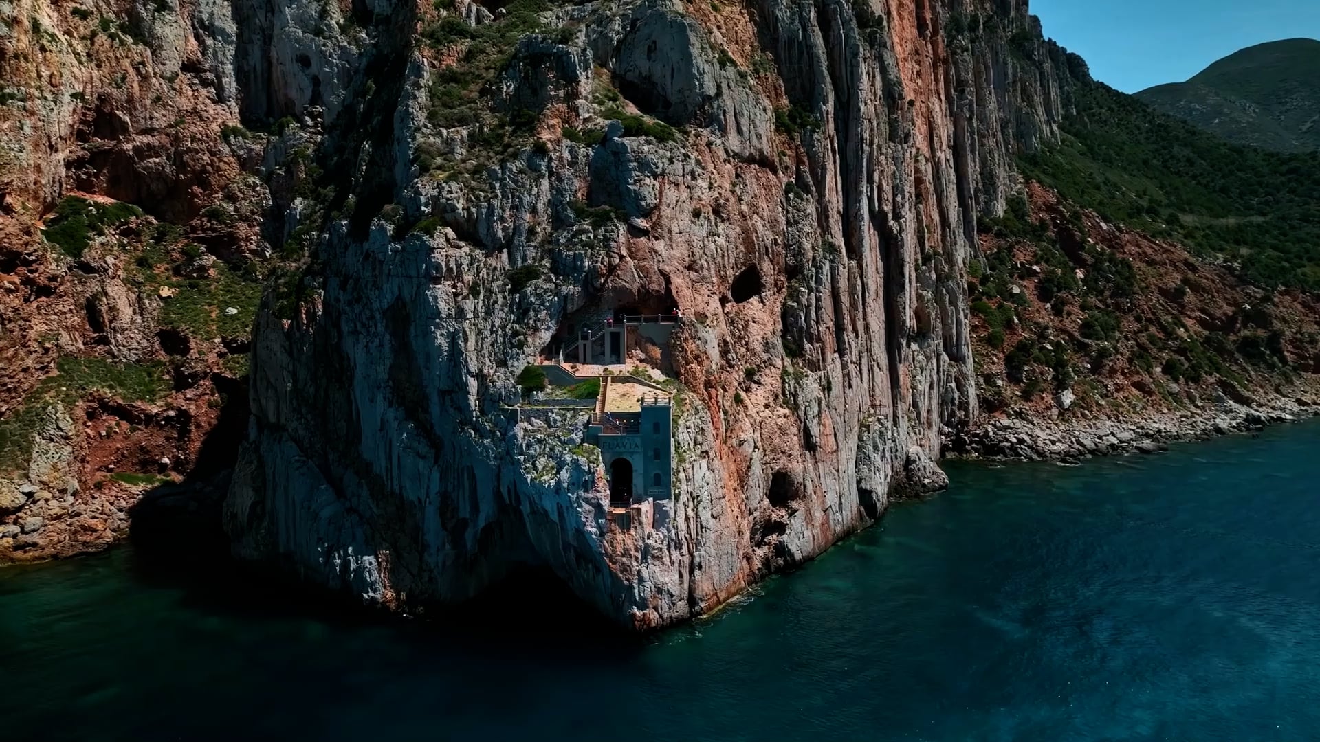 Porto Flavia vue d'un drone : des falaises spectaculaires au bleu profond