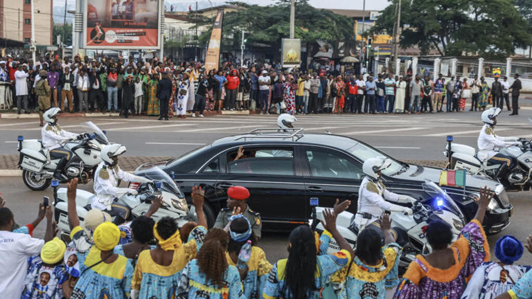 Cameroun : une tribune de soit disant intellectuels appelle à une « transition constitutionnelle » Ils savent bien que la momie Paul Biya ne dirige rien du tout dans ce pays depuis des années, c'est maintenant qu'ils se réveil ?