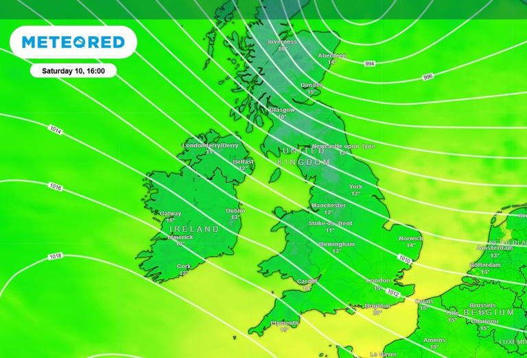 Autumn returns: Persistent lows bring heavy rain and gale-force winds ...