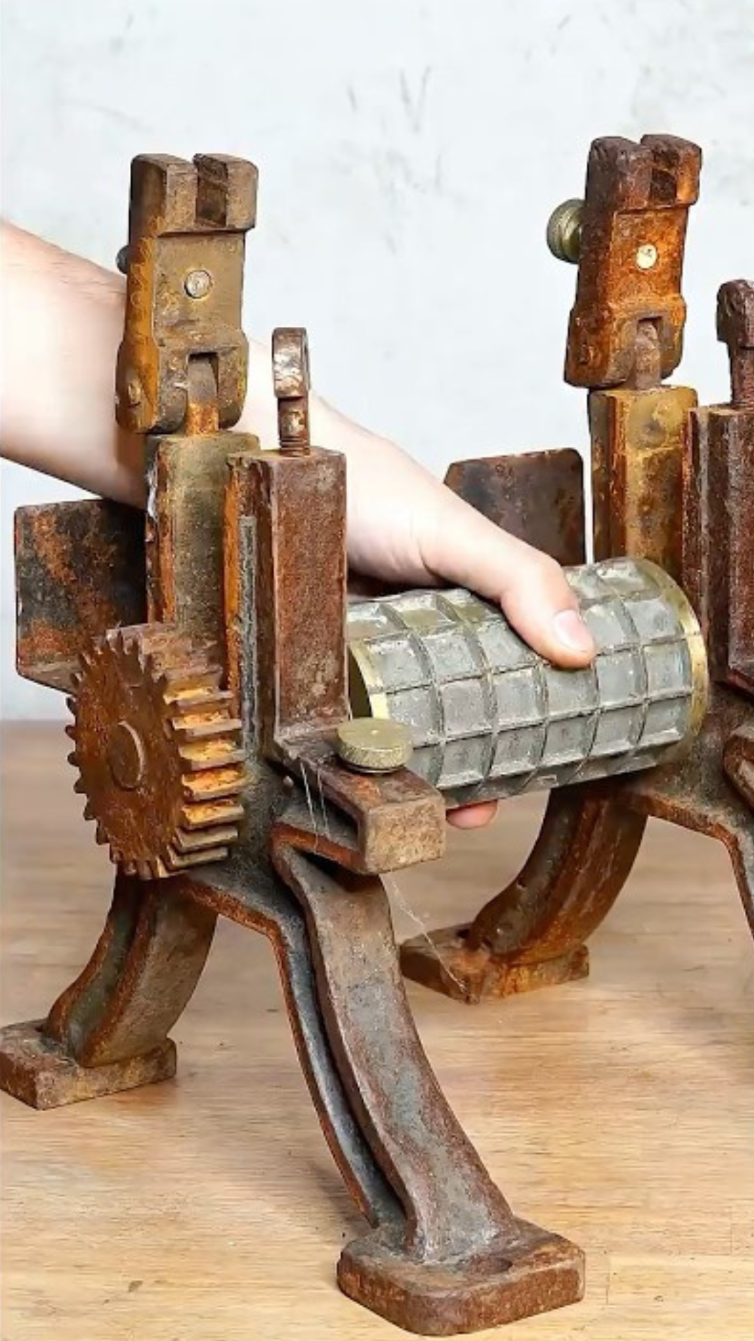 Restauration d’une ancienne machine à rouleaux pour bonbons