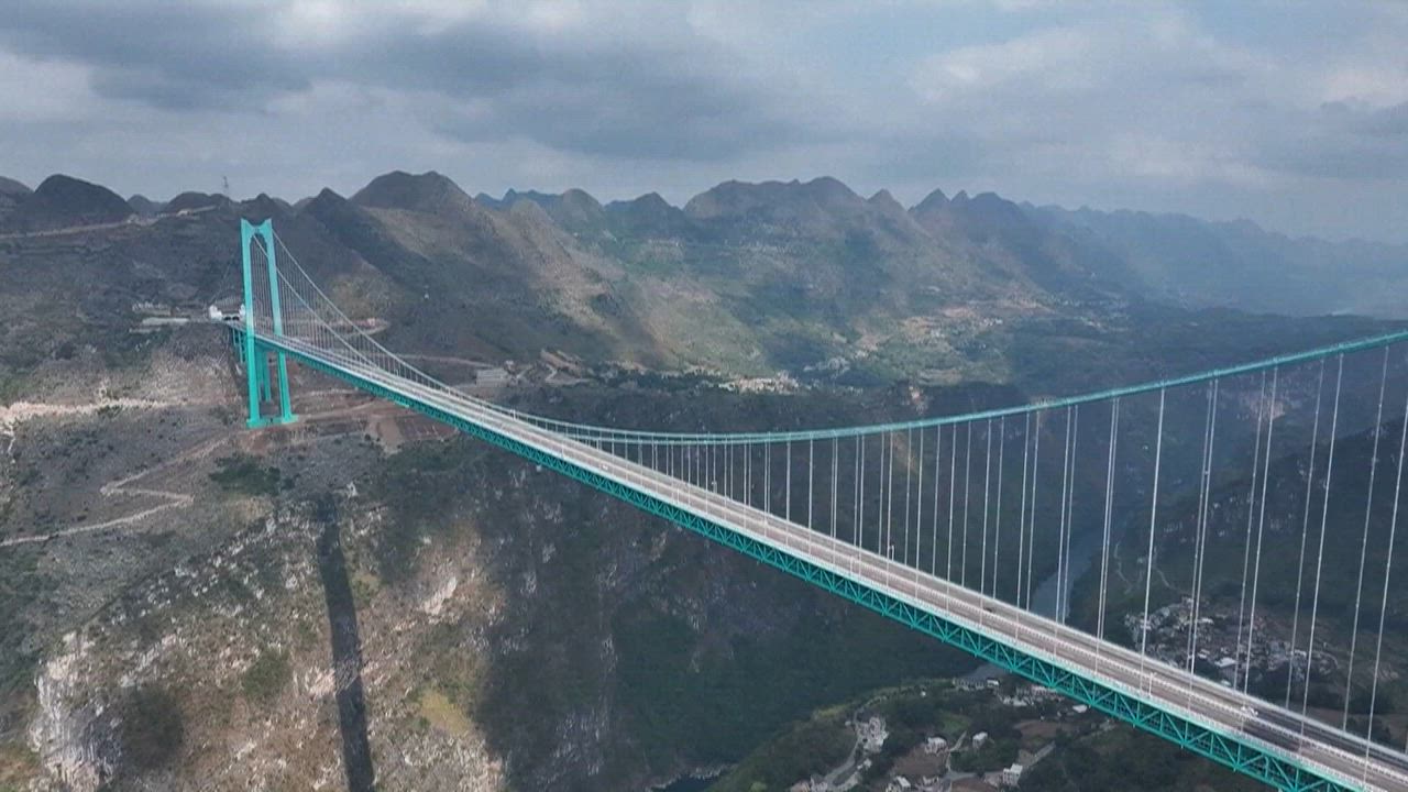 China: Hoogste brug ter wereld in Guizhou trekt veel publiek tijdens ...