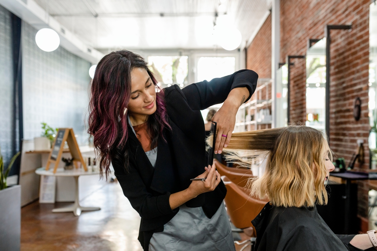 The best hairstyles for oval faces, from flattering bobs to face ...