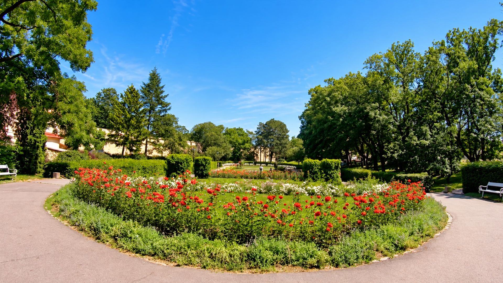 Udforskning af Petřín-parken væk fra Prags travle gader (4K)