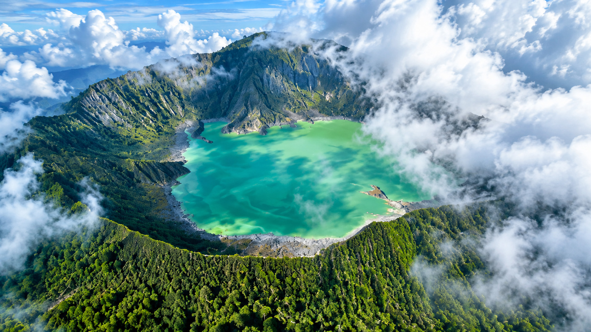 A giant crater lake hidden inside El Chichón