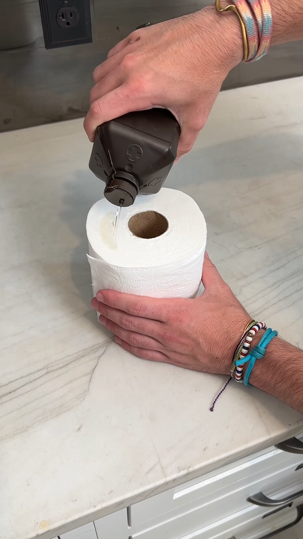 Pon alcohol en el papel higiénico y descubre este curioso truco