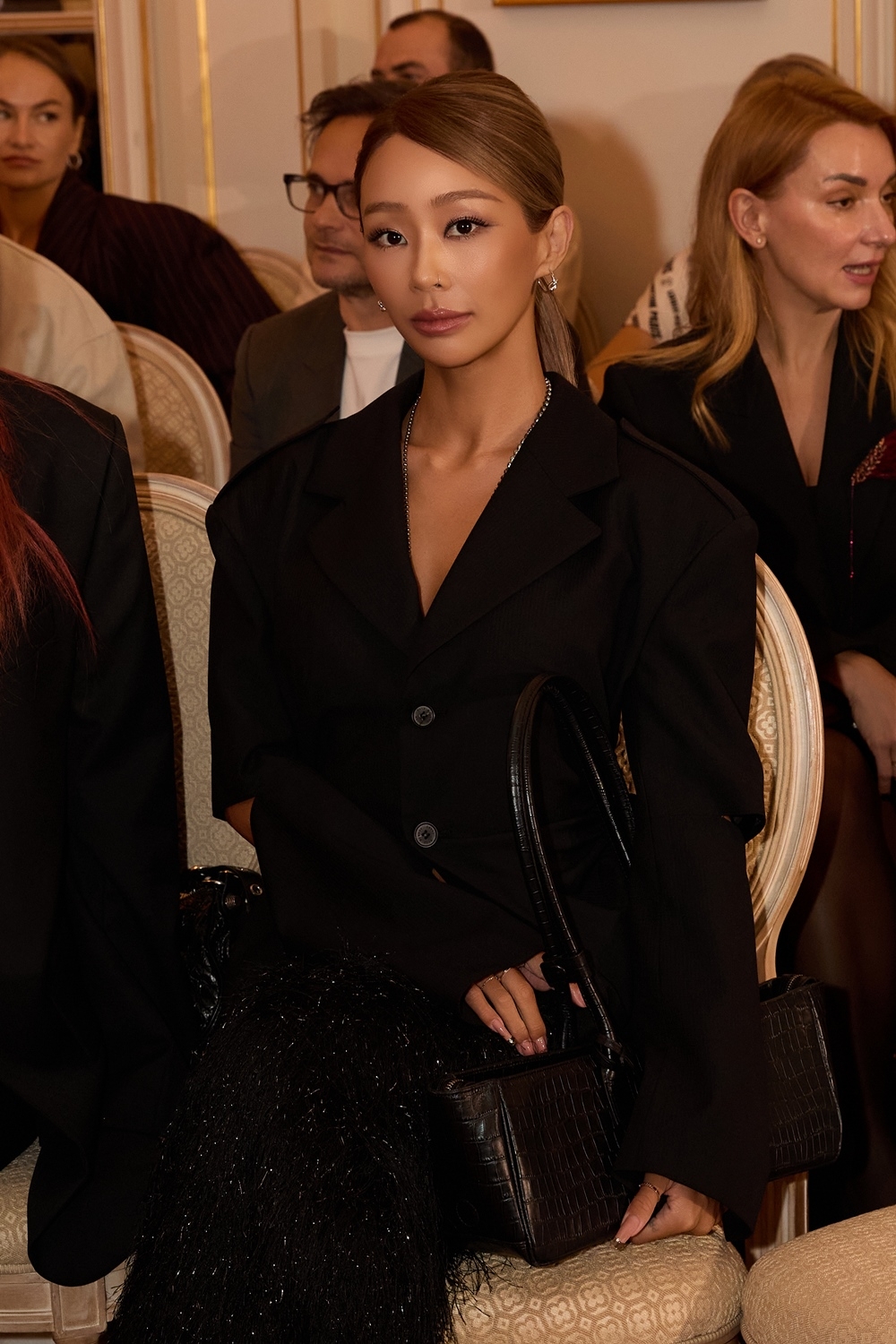 Hyolyn confidently takes over the Paris collections