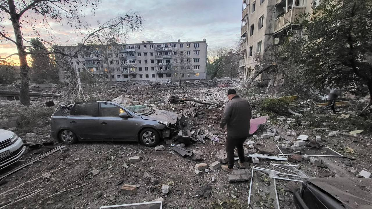 Russians strike high-rise residential buildings in Kremenchuk – photos