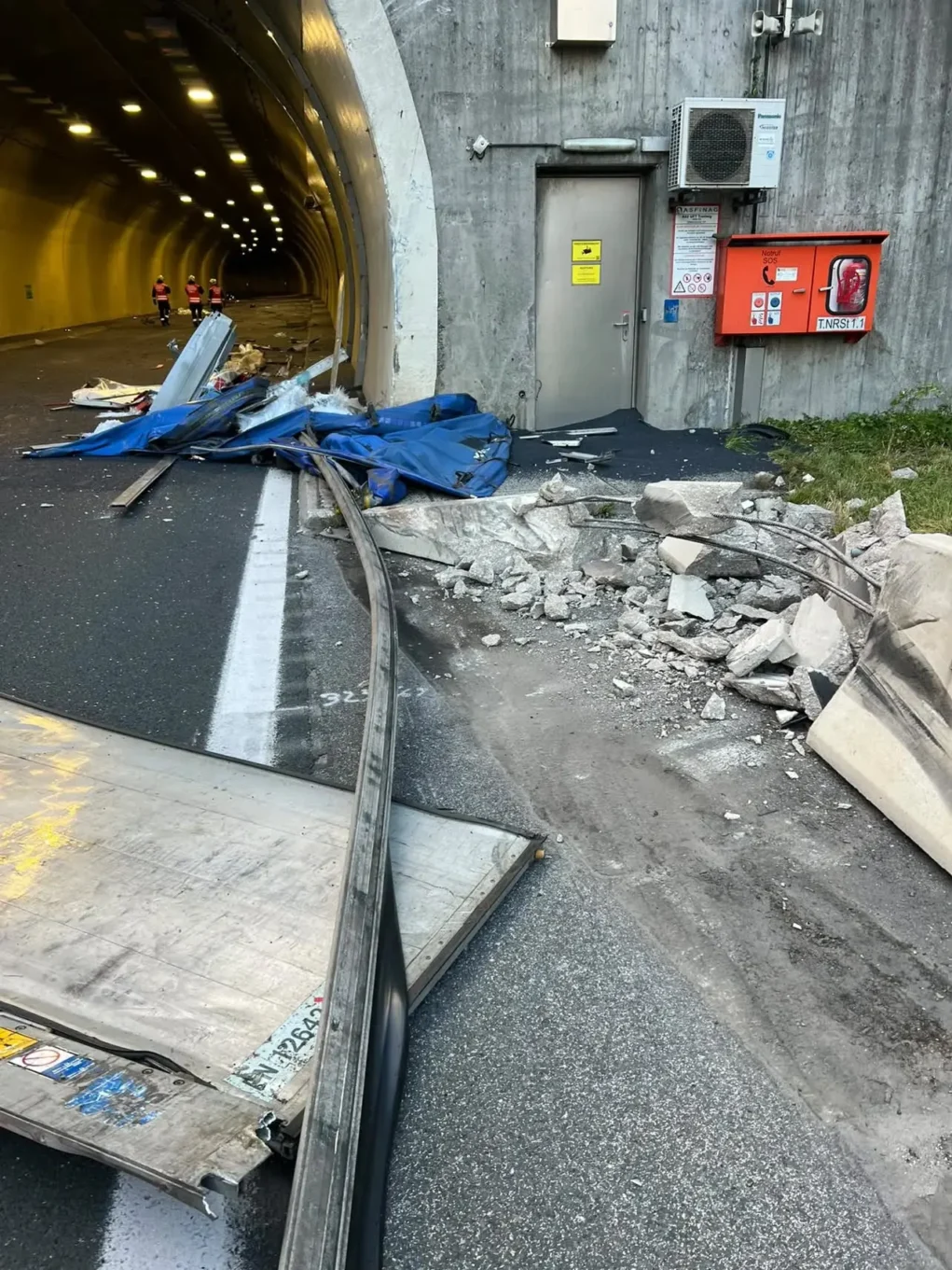 LKW krachte in Tunnelportal: Ladung verteilte sich über 259 Meter