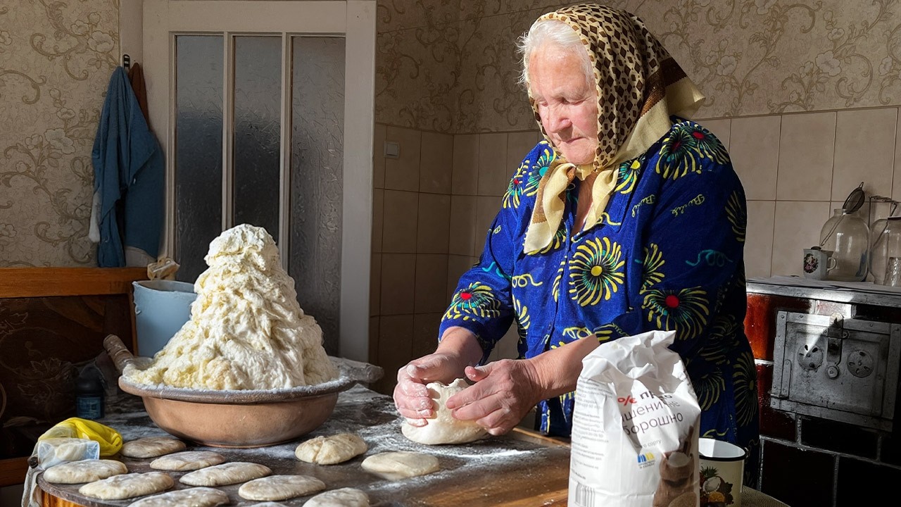 Building a rustic wooden ladder & cooking traditional village dumplings ...