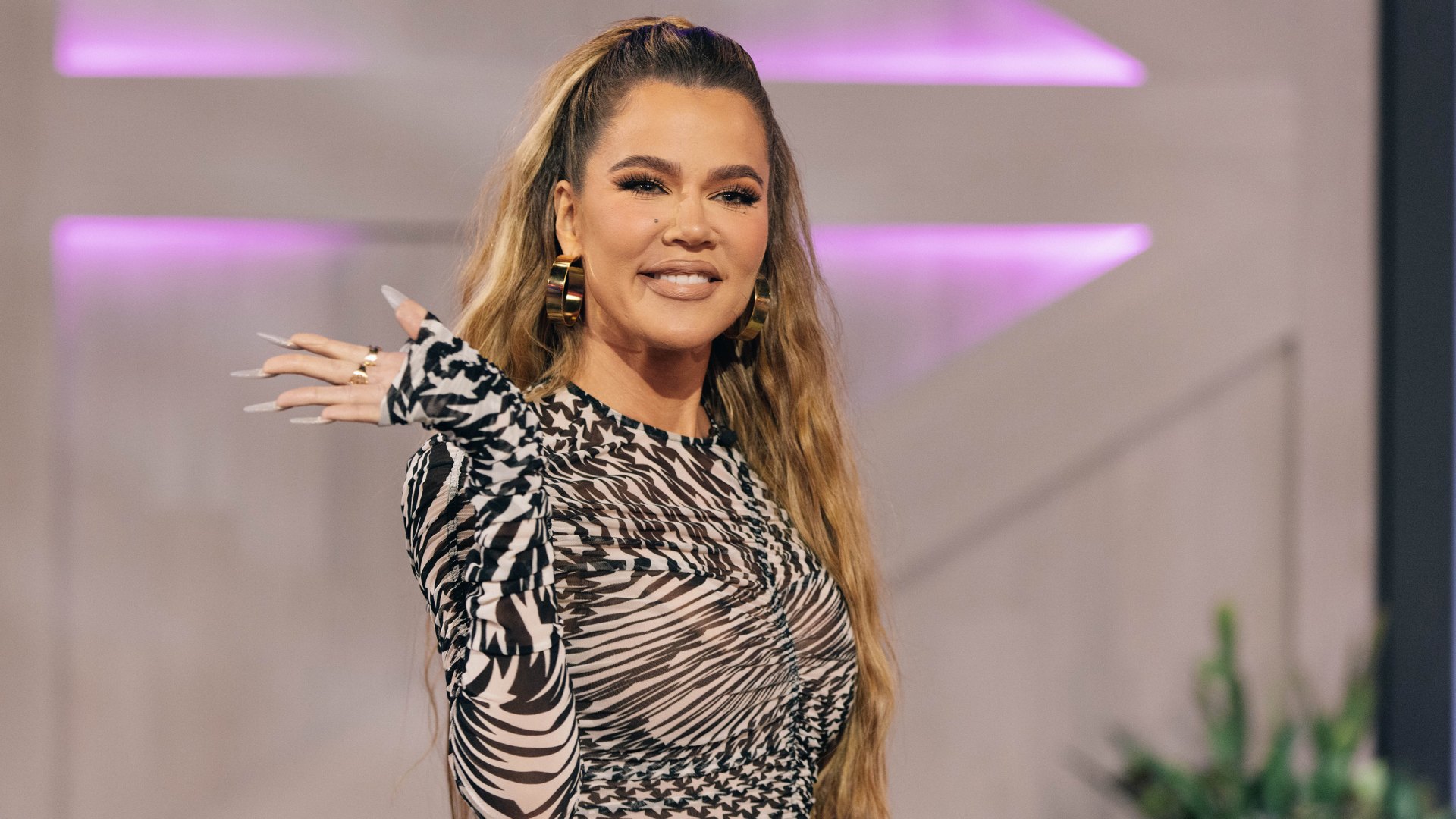 Khloé Kardashian's jeans style creates an instant hourglass shape