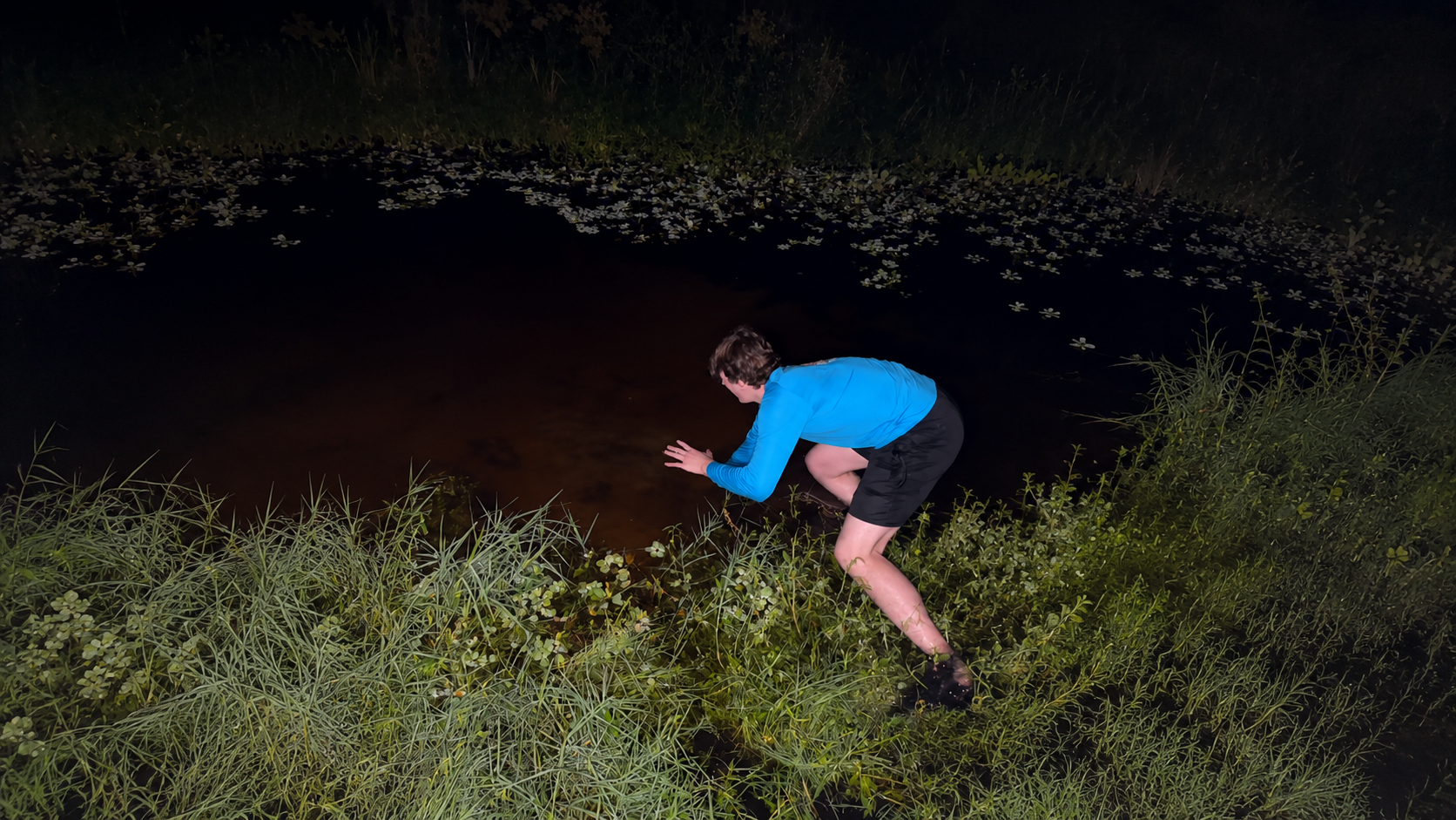 He reached into the muddy water expecting an ordinary fish until an ...