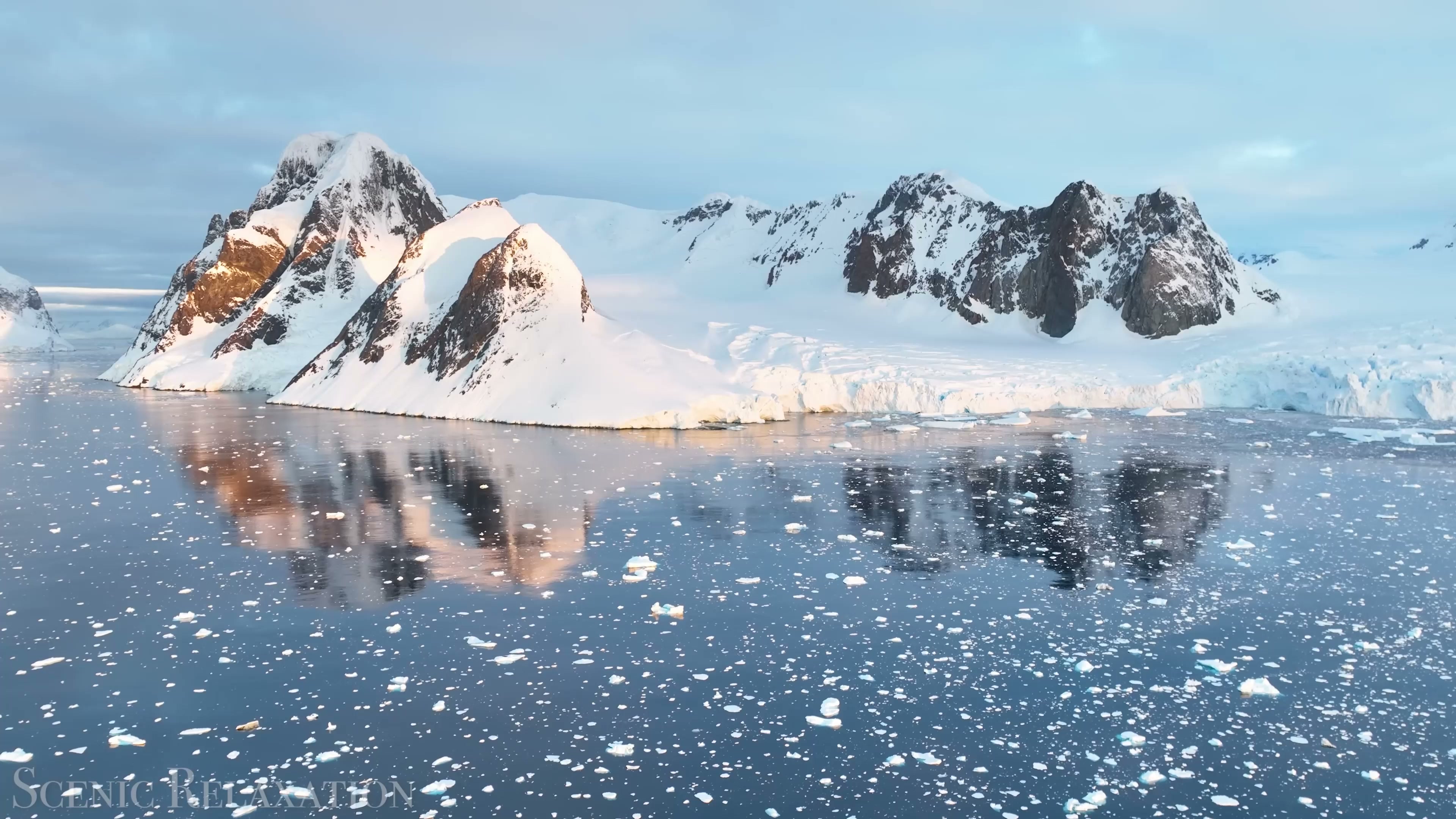 Un pequeño edificio entre glaciares y pingüinos