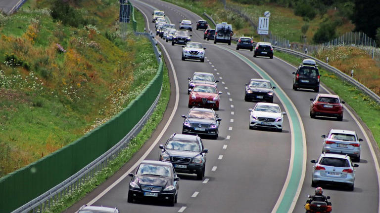 Unfall auf B96 bei Samtens: Auto rammt Mercedes beim Überholen und flüchtet