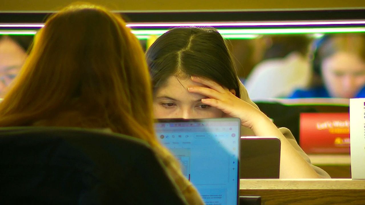 L'anxiété liée à l'intelligence artificielle progresse chez les jeunes ...