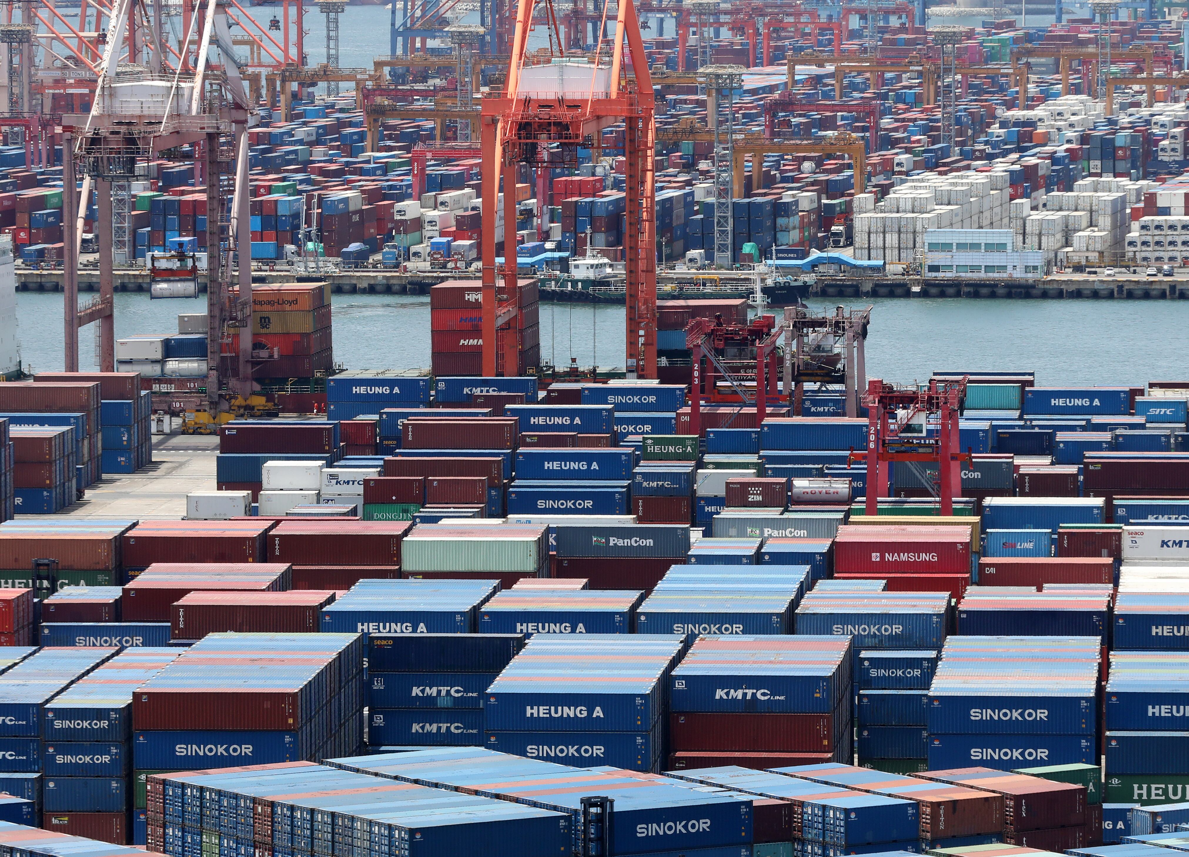 Container freight rates dip slightly amid Europe-Mediterranean weakness