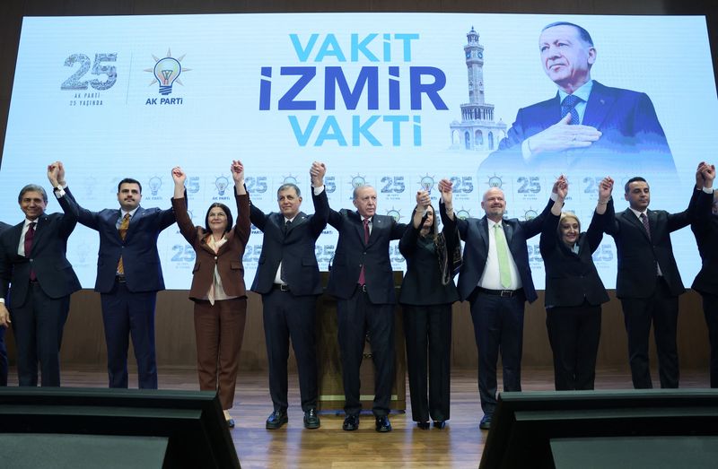 Mayor of Turkey's secular stronghold Izmir joins Erdogan's party