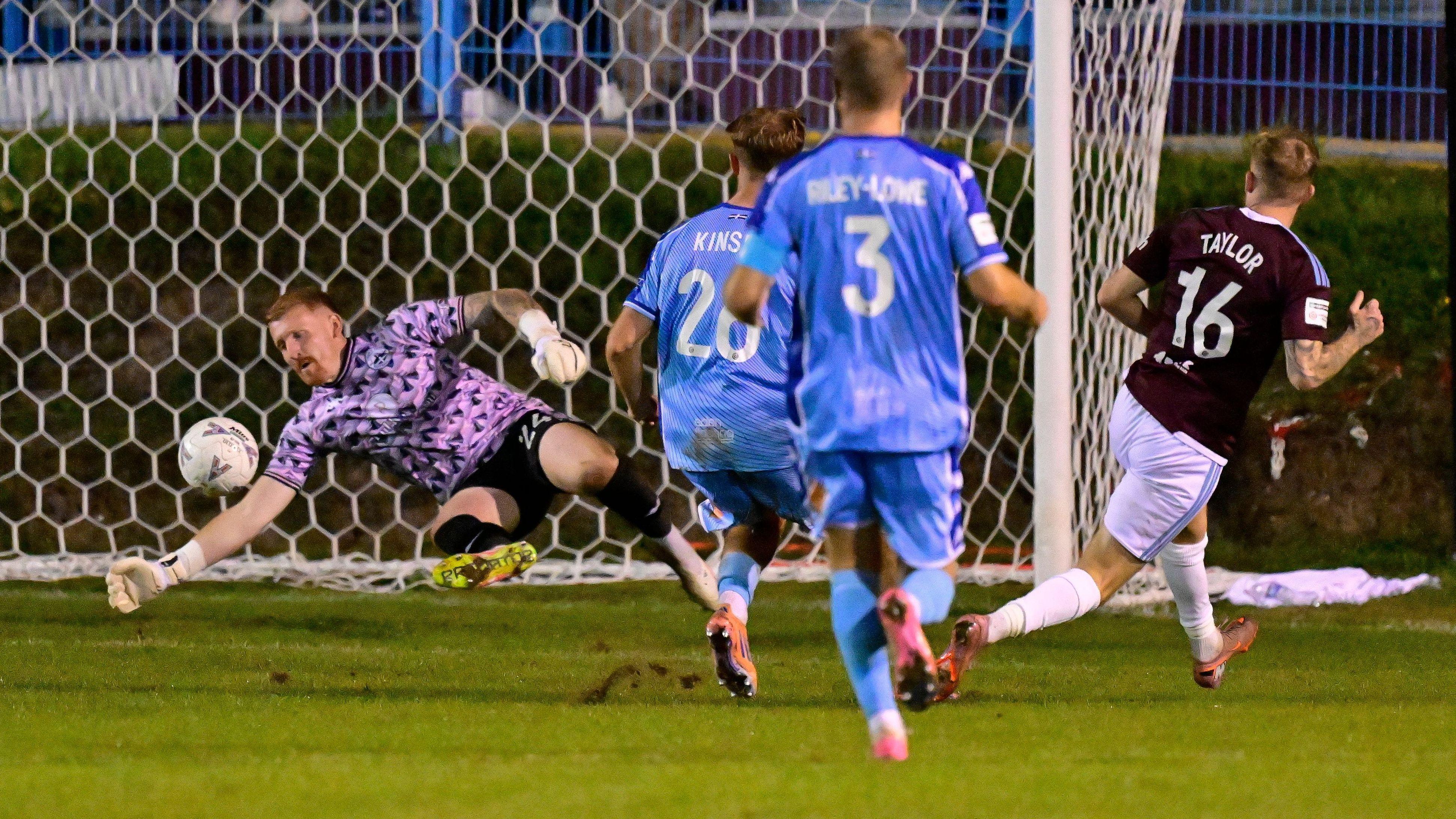 Truro City miss out on top spot after Farnham draw